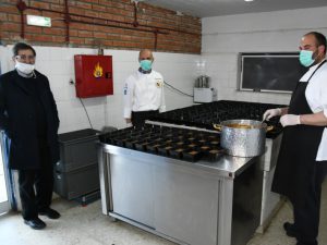 Ο Δήμαρχος στα μαγειρεία του Δήμου στον χώρο της πλαζ