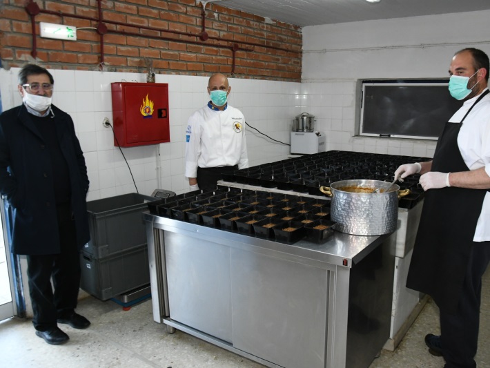 You are currently viewing Ο Δήμαρχος στα μαγειρεία του Δήμου στον χώρο της πλαζ