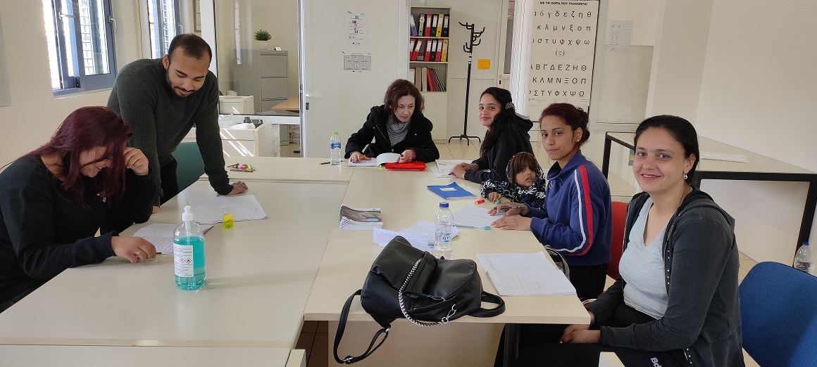 You are currently viewing «Συνεχίζονται με επιτυχία οι δράσεις αλφαβητισμού γυναικών Ρομά, από το Κέντρο Κοινότητας Δήμου Πατρέων»