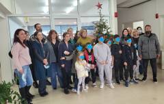 Τα παιδιά στολίζουν το Χριστουγεννιάτικο Δέντρο του Κέντρου Κοινότητας-Παράρτημα Ρομά Δήμου Πατρέων